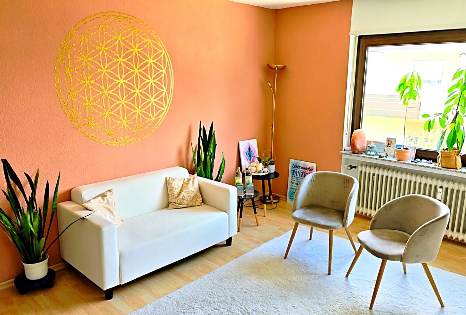 Heller Beratungsraum in Künzell mit weißem Sofa, Sesseln und Pflanzen